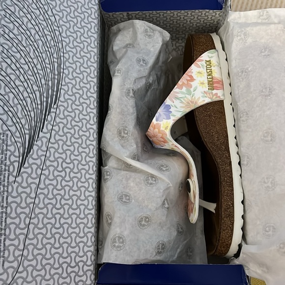 Birkenstock Women’s Gizeh BS Supernatural Flowers White- Gently Used, size 9 - Picture 11 of 11